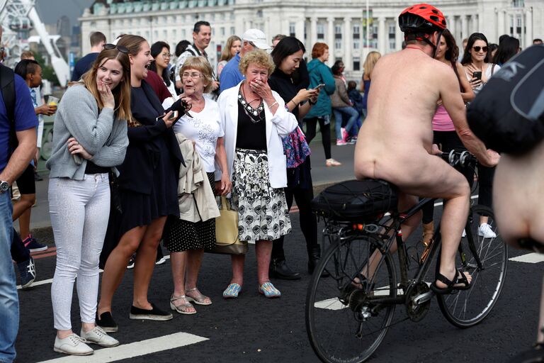 Велосипедный заезд World Naked Bike Ride на Вестминстерском мосту в Лондоне, Великобритания