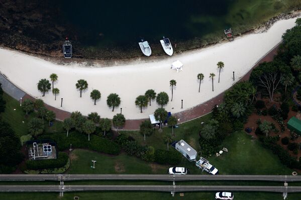 Спасательные лодки возле места, где аллигатор утащил ребенка в воду. Флорида, США