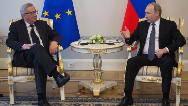Президент РФ Владимир Путин и председатель Европеийскоий комиссии Жан-Клод Юнкер во время встречи в Санкт-Петербурге. 16 июня 2016