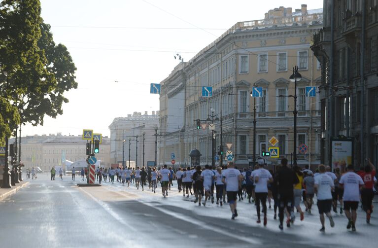 Участники благотворительного забега SPIEF Race бегут по Невскому проспекту в Санкт-Петербурге