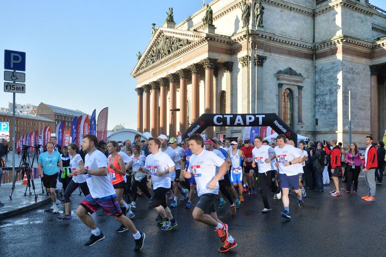 Участники благотворительного забега SPIEF Race на старте у Исаакиевского собора