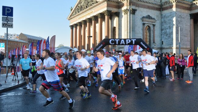 Участники благотворительного забега SPIEF Race на старте у Исаакиевского собора