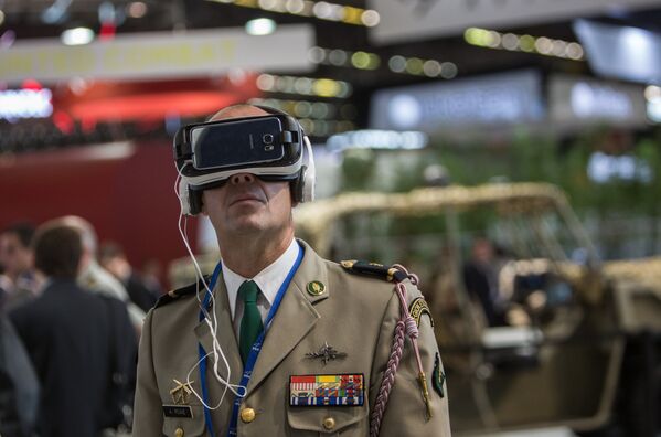 Военнослужащий на одном из стендов на международной выставке вооружений EUROSATORY