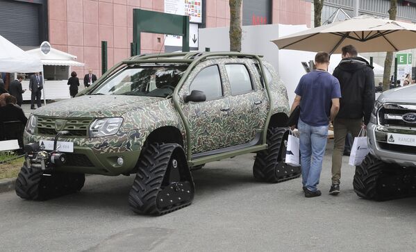 Военный автомобиль Dacoa на одном из стендов на международной выставке вооружений EUROSATORY