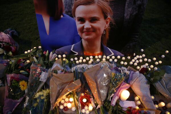 Цветы в память о погибшем депутате Джо Кокс на площади Парламента в Лондоне