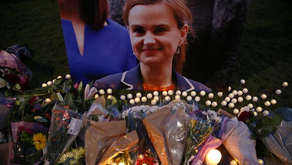 Цветы в память о погибшем депутате Джо Кокс на площади Парламента в Лондоне. 16 июня 2016.