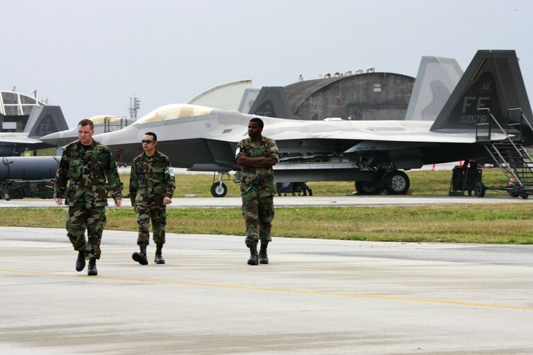 Американские военные на авиабазе Кадена, Япония