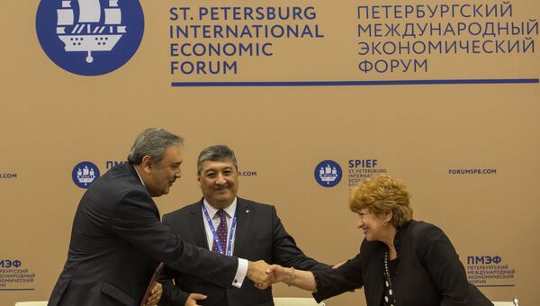 Подписание соглашения между Coca-Cola и Российским Красным Крестом в рамках XX Петербургского международного экономического форума