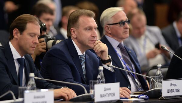 Первый заместитель председателя правительства РФ Игорь Шувалов (на фото - в центре) на Петербургском экономическом форуме