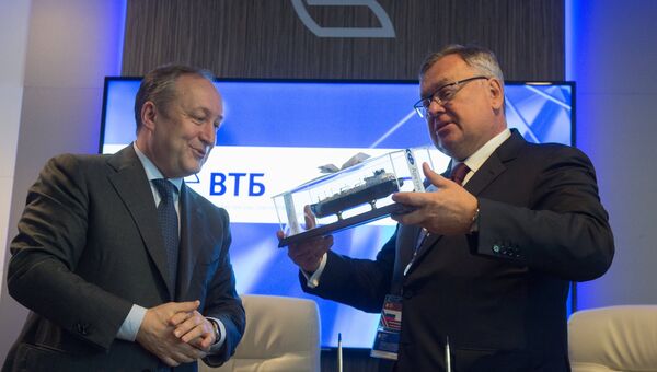 Президент - председатель правления банка ВТБ Андрей Костин (справа) и генеральный директор группы компаний Совкомфлот Сергей Франк