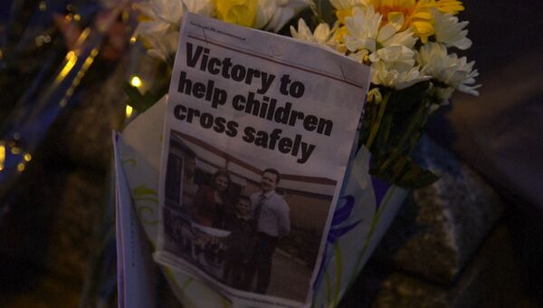 Британцы принесли цветы и свечи к месту убийства депутата парламента Джо Кокс
