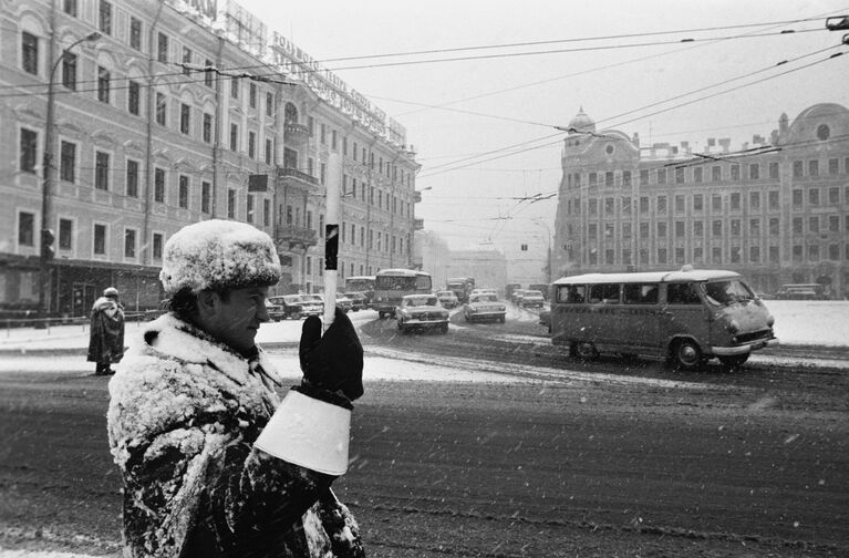 Сотрудник ГАИ регулирует движение автотранспорта