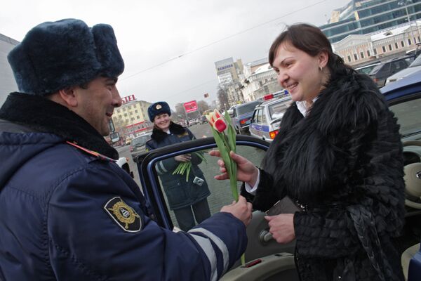 Сотрудники ГИБДД Екатеринбурга поздравили женщин-водителей с наступающим Международным женским днем