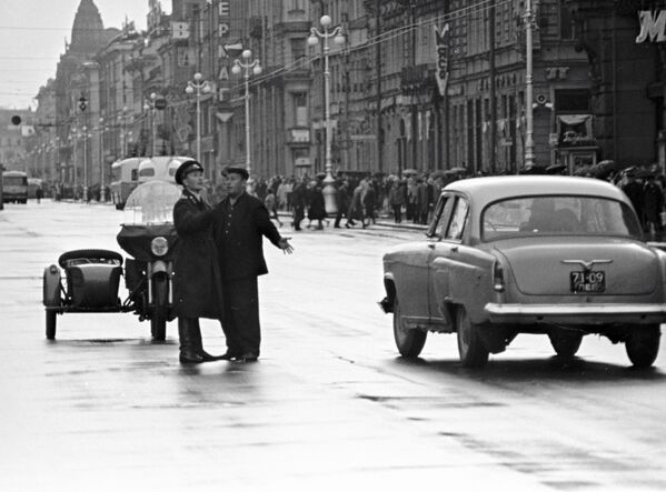 Сотрудник ГАИ беседует с водителем машины на Невском проспекте в Ленинграде