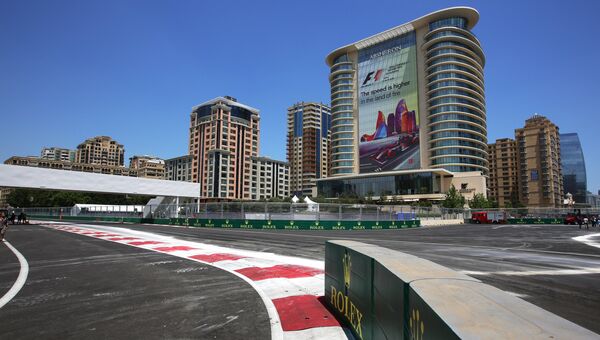 Трибуны у трассы в Баку, на которой пройдет европейский этап чемпионата мира по кольцевым автогонкам в классе Формула-1
