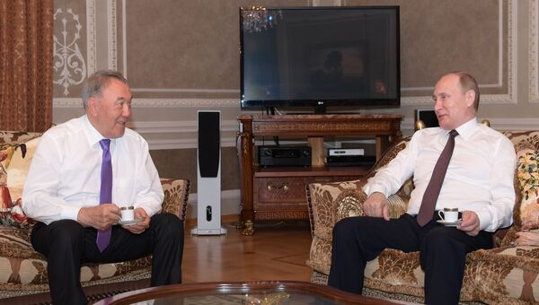 Президент России Владимир Путин и президент Республики Казахстан Нурсултан Назарбаев во время встречи в рамках XX ПМЭФ в Санкт-Петербурге. 17 июня 2016