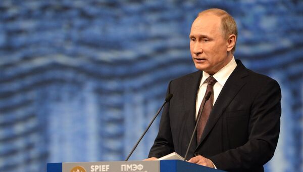 Президент России Владимир Путин выступает на пленарном заседании На пороге новой экономической реальности в рамках XX Петербургского международного экономического форума в Санкт-Петербурге. 17 июня 2016