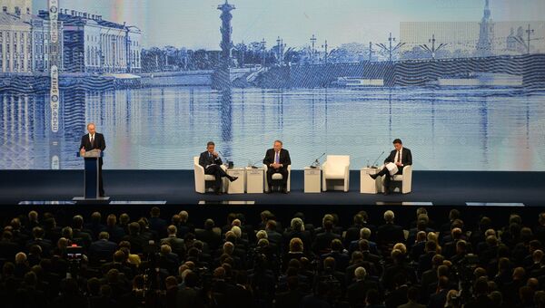 Президент России Владимир Путин (слева) выступает на пленарном заседании На пороге новой экономической реальности в рамках XX Петербургского международного экономического форума в Санкт-Петербурге. 17 июня 2016