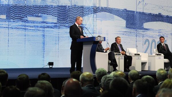 Президент России Владимир Путин (слева) выступает на пленарном заседании На пороге новой экономической реальности в рамках XX Петербургского международного экономического форума в Санкт-Петербурге