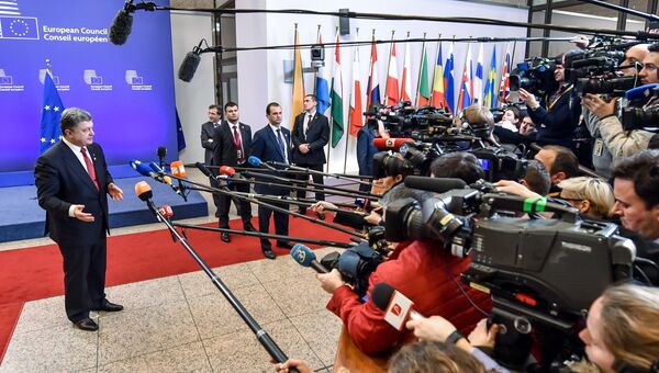 Президент Украины Петр Порошенко выступает перед журналистами