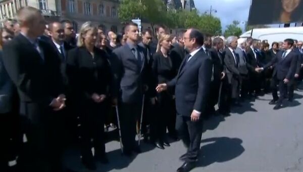 Французский полицейский отказался пожать руку президенту