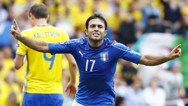 Игрок сборной Италии Эдер радуется забитому мячу в матче с Швецией, 17 июня 2016