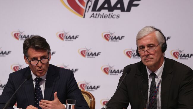 Президент Международной ассоциации легкоатлетических федерации (IAAF) Себастьян Коу и глава инспекционной комиссии IAAF по контролю за действиями Всероссийской федерации легкой атлетики Руне Андерсен на пресс конференции по итогам заседания Совета IAAF