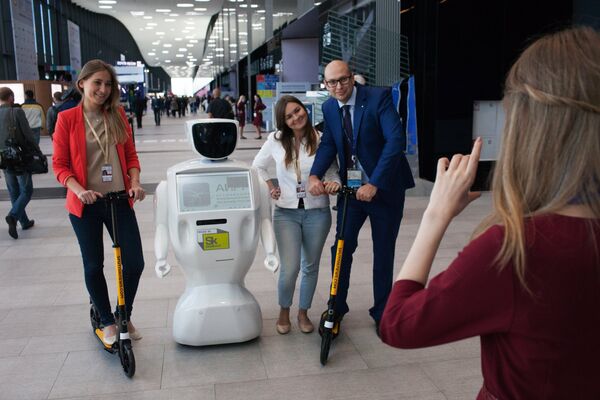 Посетители фотографируются с роботом Promobot на XX Петербургском международном экономическом форуме