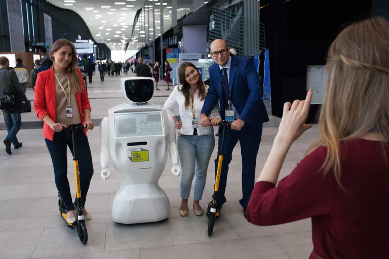 Посетители фотографируются с роботом Promobot на XX Петербургском международном экономическом форуме Посетители фотографируются с роботом Promobot на XX Петербургском международном экономическом форуме