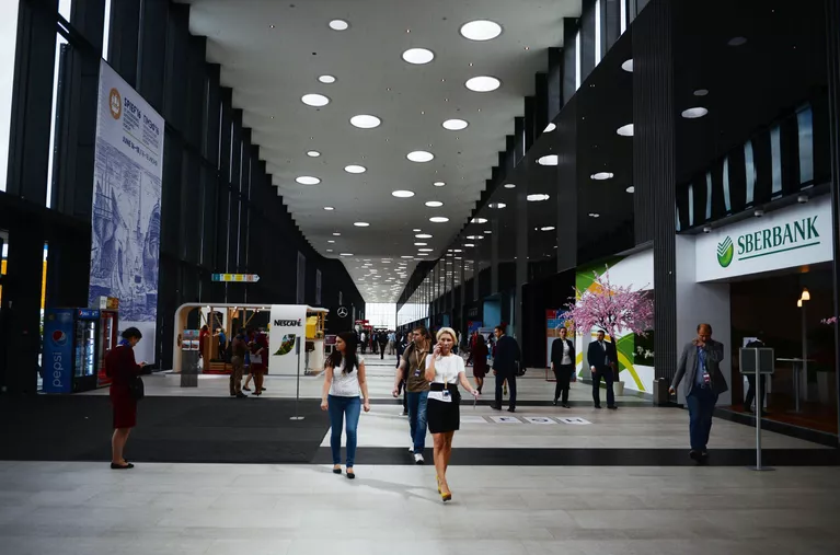 Участники XX Петербургского международного экономического форума на территории Экспофорума Участники XX Петербургского международного экономического форума на территории Экспофорума