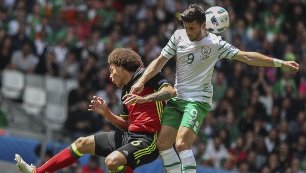 Аксель Витсель (слева) против Шейна Лонга в матче Бельгия - Ирландия на Евро-2016