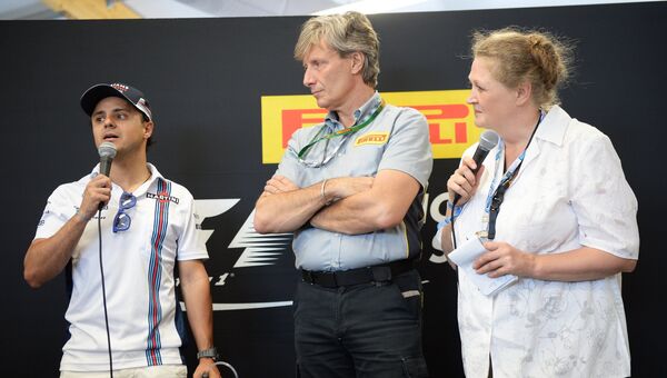 Гонщик команды Уильямс Фелипе Масса (слева) перед началом квалификации на восьмом этапе чемпионате мира по кольцевым автогонкам в классе Формула-1 - Гран-при Европы в Баку.