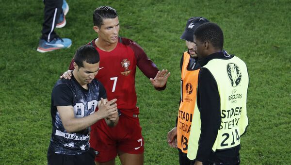 Криштиану Роналду с фанатом после матча Португалия - Австрия на Евро-2016