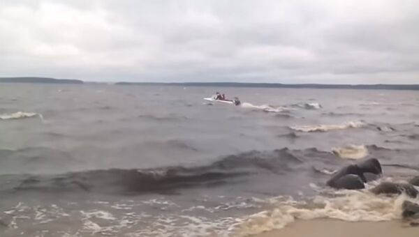 Первые кадры с места трагедии на озере в Карелии. ВИДЕО