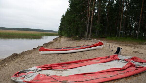 Надувная лодка и байдарка у озера Сямозеро в Карелии, на котором в туристическом походе во время шторма погибли дети