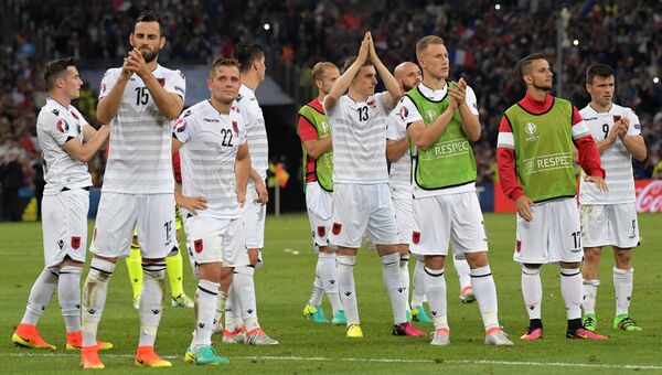 Игроки сборной Албании благодарят своих болельщиков за поддержку. Архивное фото