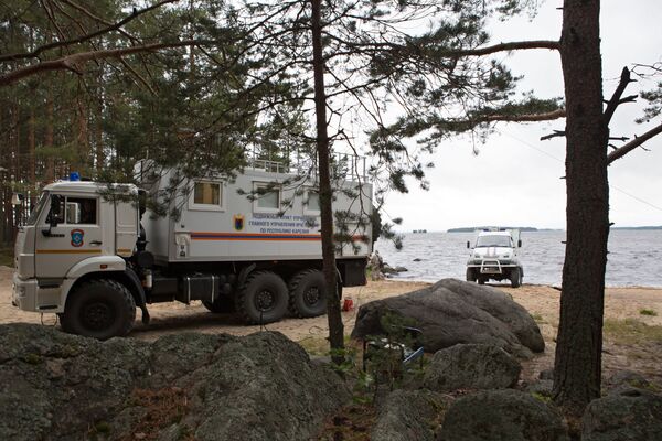 Автомобиль МЧС РФ на месте проведения поисково-спасательной операции в районе озера Сямозеро в Карелии