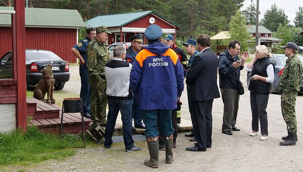 Сотрудники МЧС России на месте проведения поисково-спасательной операции в районе озера Сямозеро в Карелии