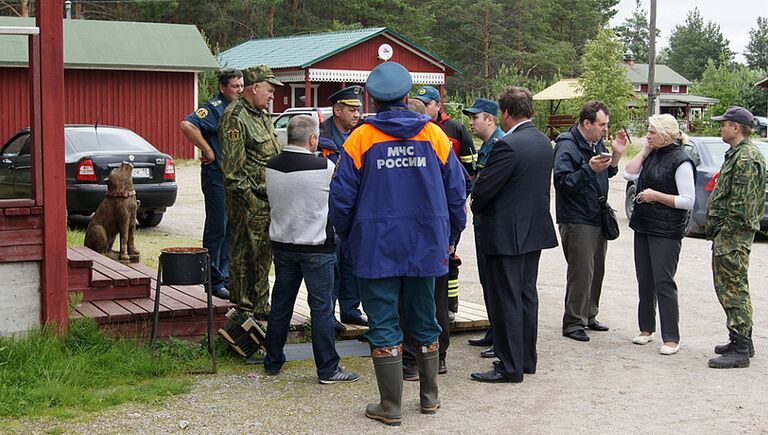 Сотрудники МЧС России на месте проведения поисково-спасательной операции в районе озера Сямозеро в Карелии