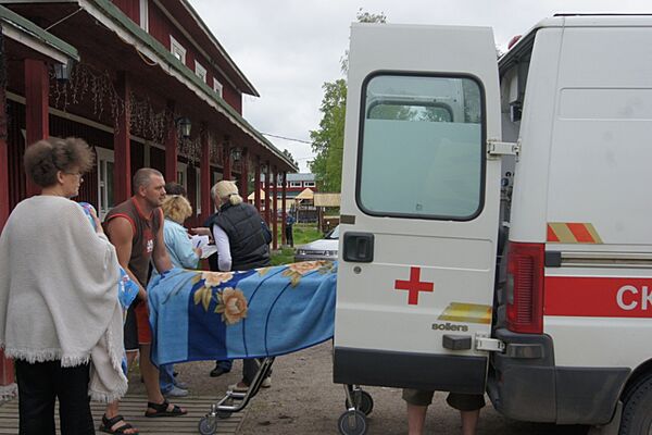 Сотрудники МЧС России и врачи скорой медицинской помощи на месте проведения поисково-спасательной операции в районе озера Сямозеро в Карелии
