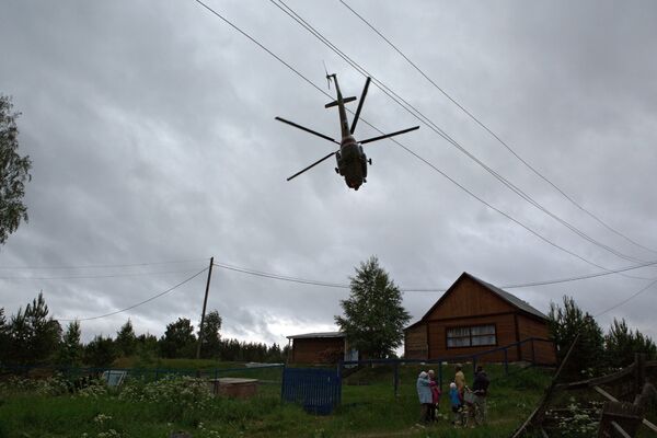 Вертолет МЧС РФ на месте проведения поисково-спасательной операции в районе озера Сямозеро в Карелии