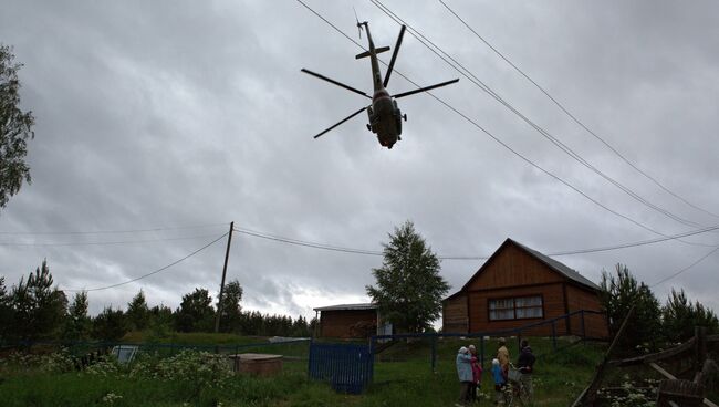 Вертолет МЧС РФ на месте проведения поисково-спасательной операции в районе озера Сямозеро в Карелии