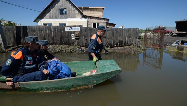 Сотрудники МЧС РФ обходят дома во время паводка в микрорайоне Затон города Барнаул. Архивное фото