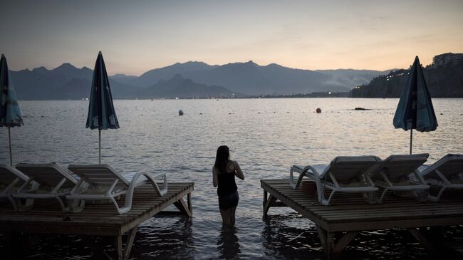 Один из пляжей в Анталье, Турция 