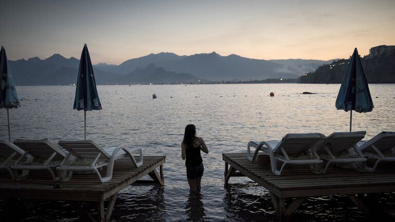 Один из пляжей в Анталье Один из пляжей в Анталье