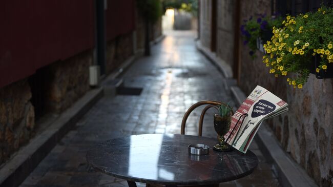 Столик одного из уличных кафе в Анталье. Архивное фото