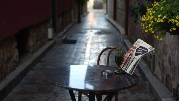 Столик одного из уличных кафе в Анталье