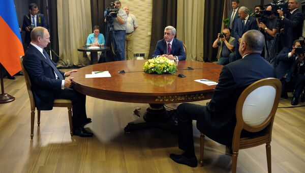Владимир Путин во время трехсторонней встречи с президентом Армении Сержем Саргсяном и президентом Азербайджана Ильхамом Алиевым. Архивное фото