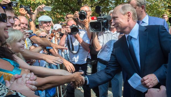 Президент России Владимир Путин общается с местными жителями в Севастополе. Архивное фото