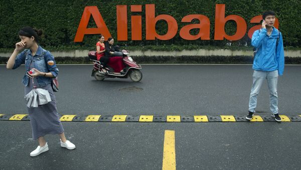 Люди у здания штаб-квартиры компании Alibaba в Ханчжоу, Китай. Архивное фото